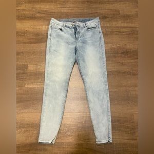 American eagle women’s light wash high rise skinny Jean